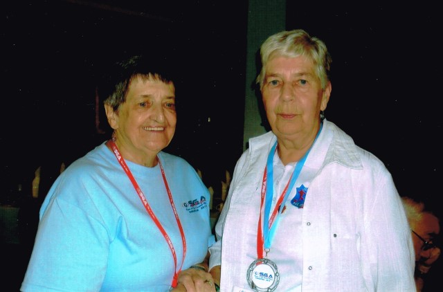 Hanna Watzlawick receiving medal from Ronnie Brown_cr